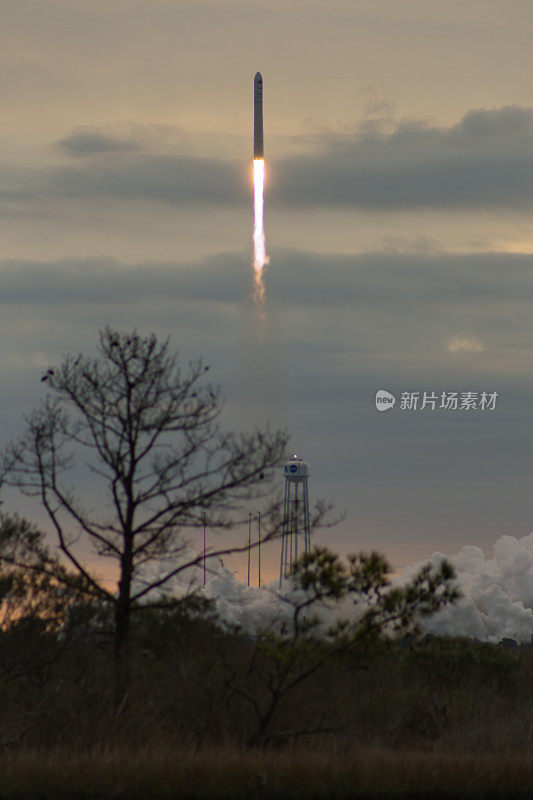 在维吉尼亚州瓦勒普斯岛，轨道ATK Antares火箭发射升空